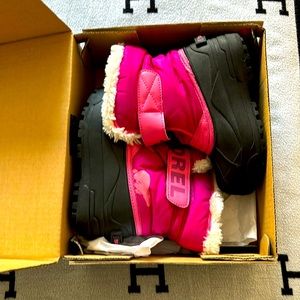Sorel children’s snow commander in pink size 12
